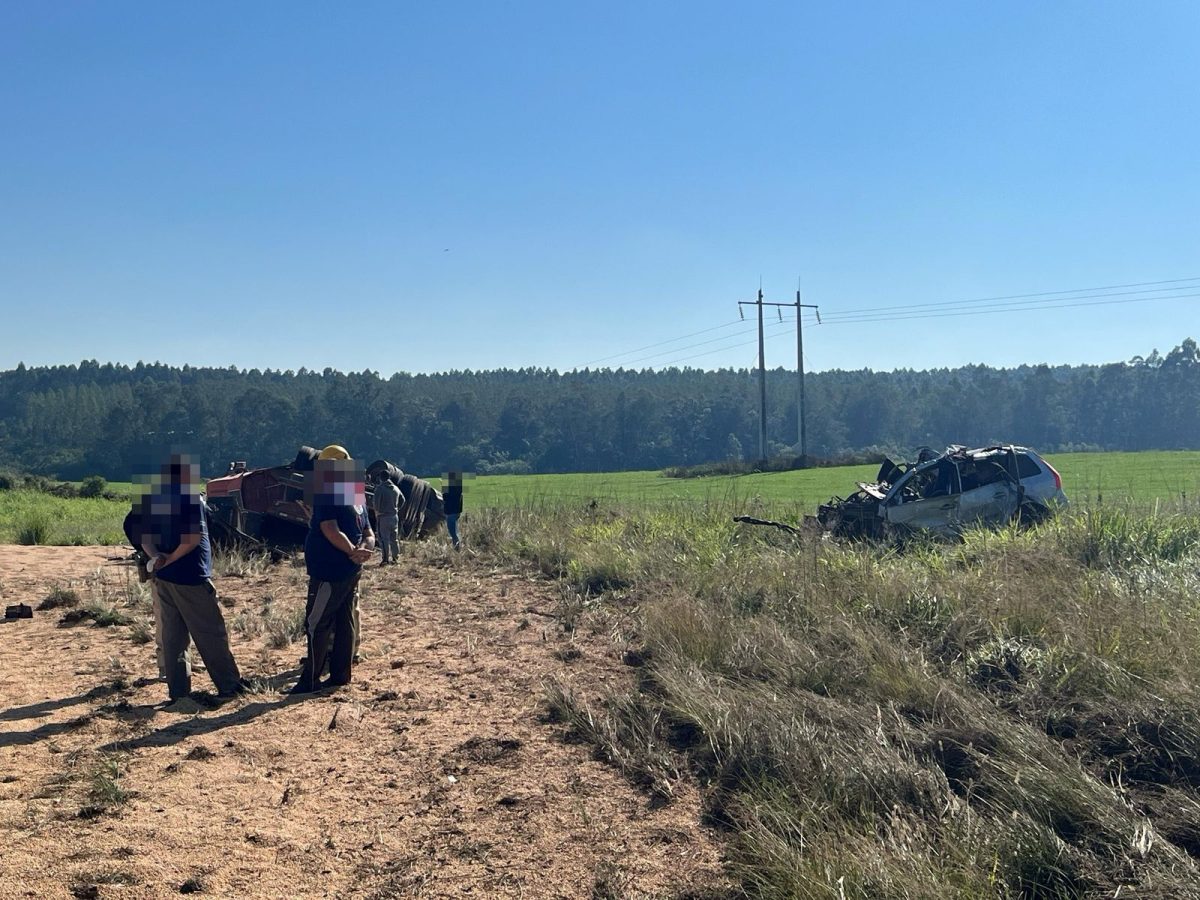 Homem morre em acidente entre carro e carreta na BR-471
