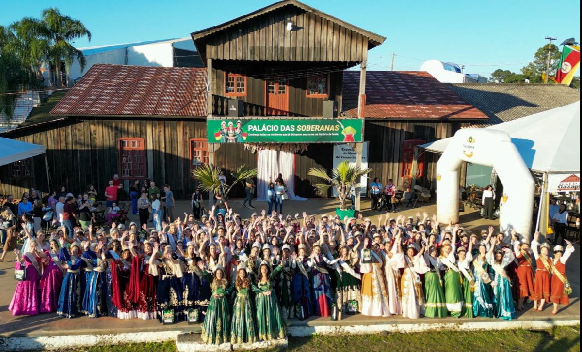 Encontro Estadual de Soberanas reúne mais de 40 cortes na 17ª Fenachim