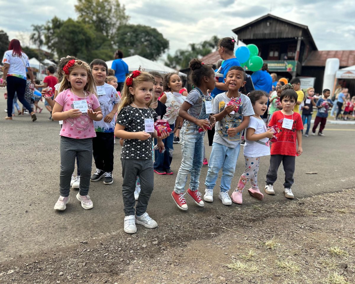 Estudantes visitam a Fenachim em programação especial para escolas