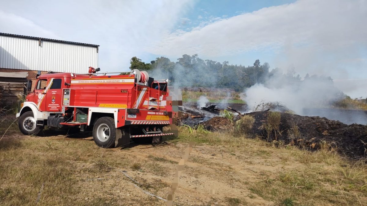 Incêndio atinge lavoura e depósito de madeira em Ibarama
