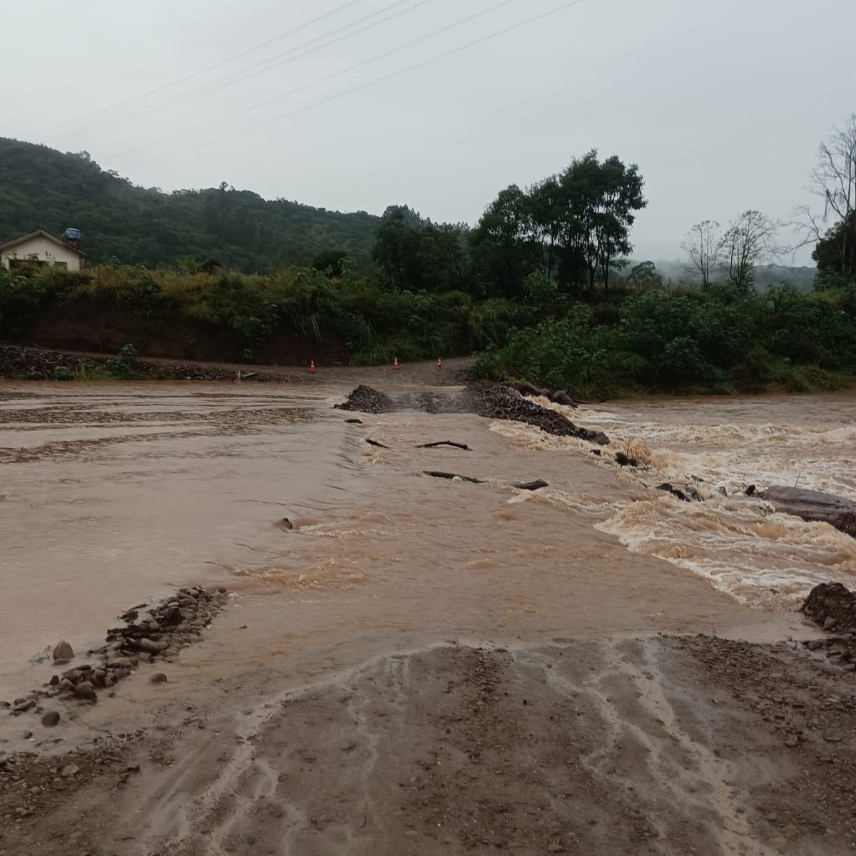 Chuva forte interdita passagens em Sinimbu; confira os bloqueios