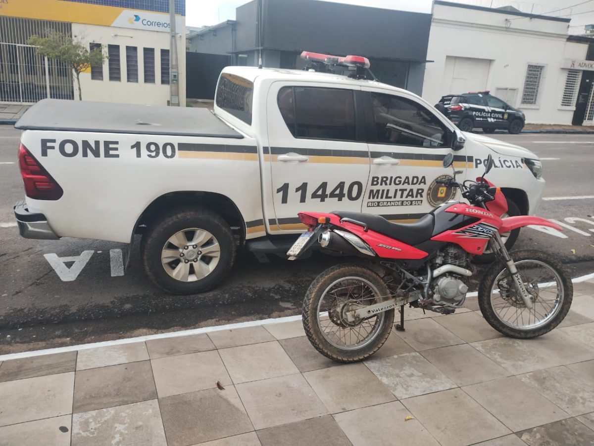 Moto furtada em Monte Alverne estava abandonada em lavoura de tabaco