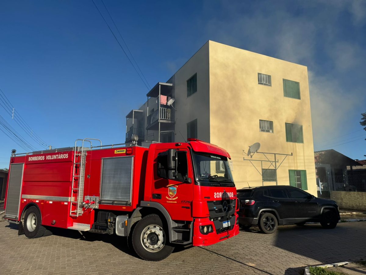 Fogo em apartamento mobiliza dois caminhões dos bombeiros