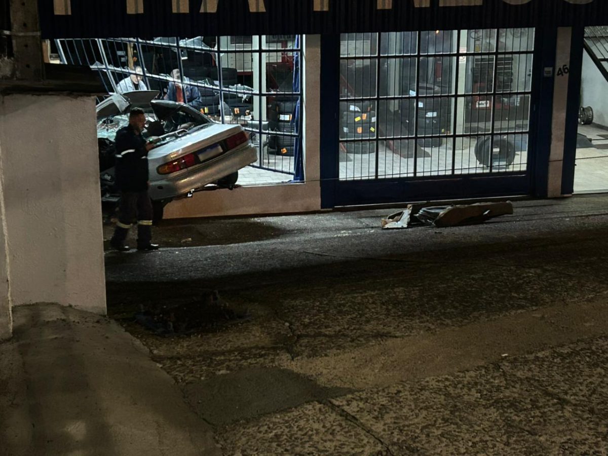 Motorista perde o controle e invade estabelecimento comercial em Santa Cruz