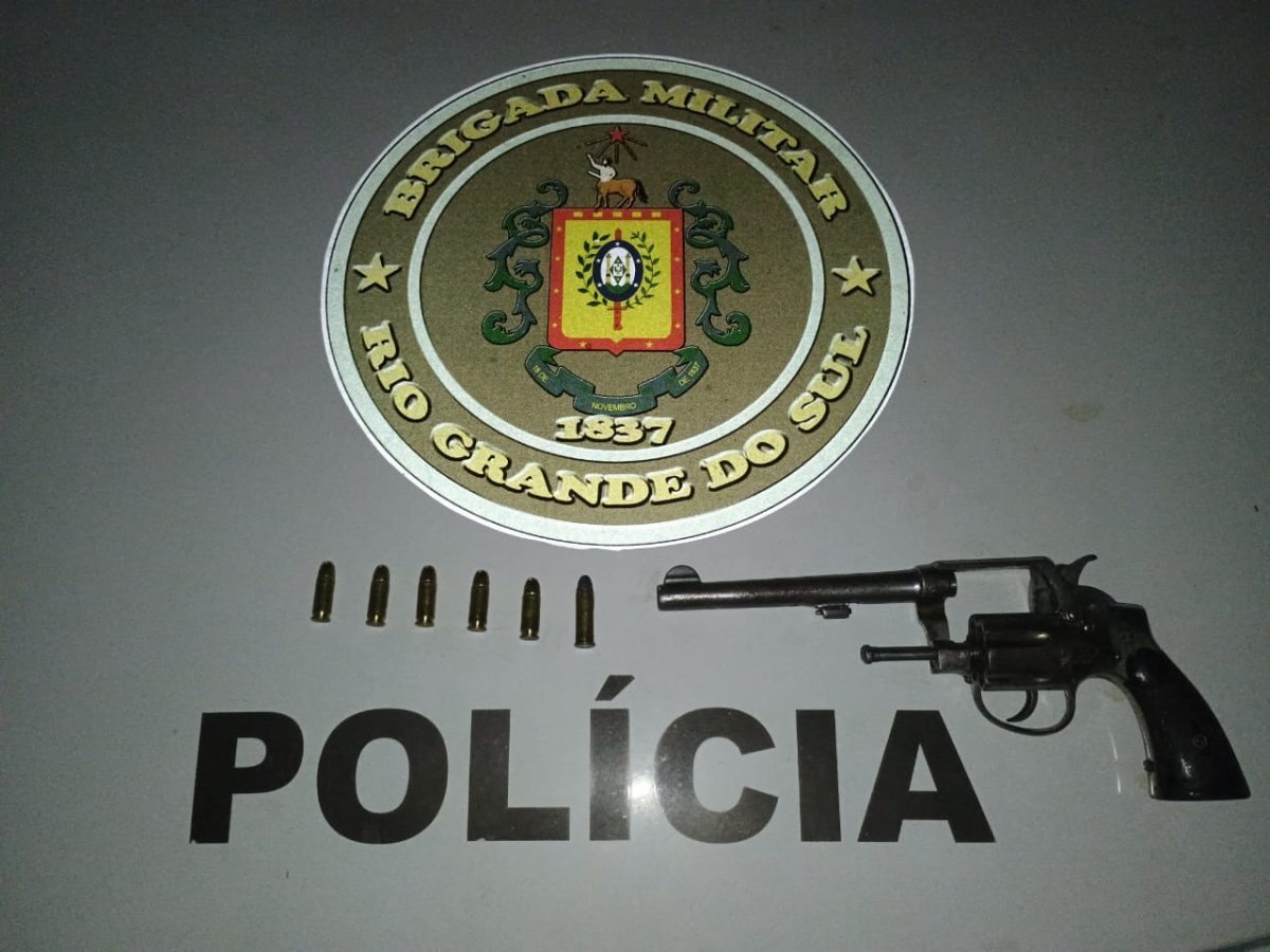 Motorista é preso embriagado e portando arma sem registro no carro