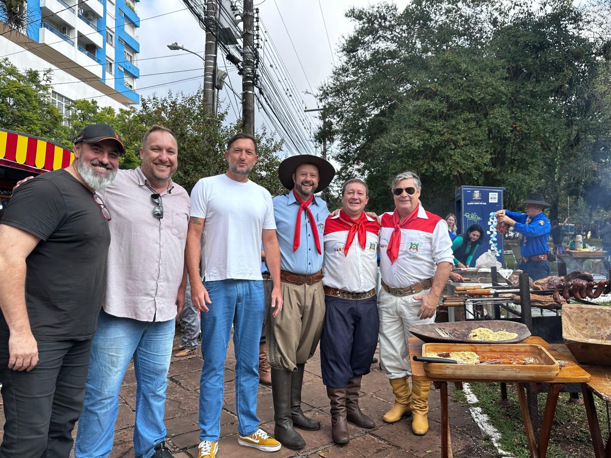 Feira de Artesanato alusiva ao Dia das Mães leva grande público à Praça da Bandeira