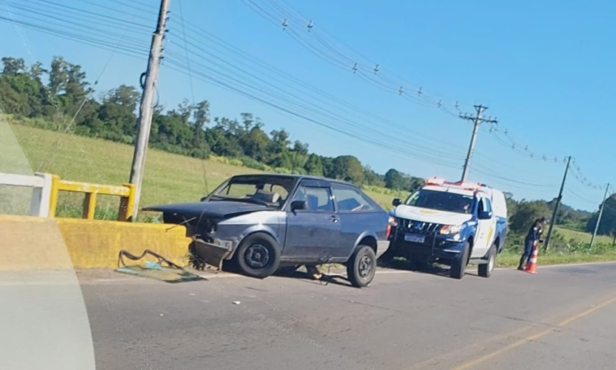 Motorista perde controle de carro e colide contra cabeceira de ponte na ERS-409