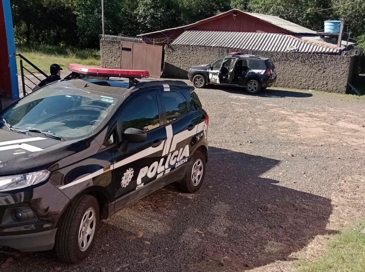 Polícia Civil prende homem monitorado por tornozeleira eletrônica e apreende drogas, celulares e dinheiro