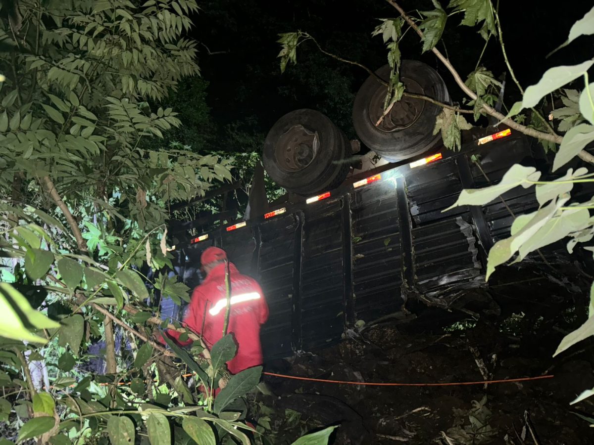 Caminhão cai em barranco com mais de 100 metros e motorista morre em Candelária