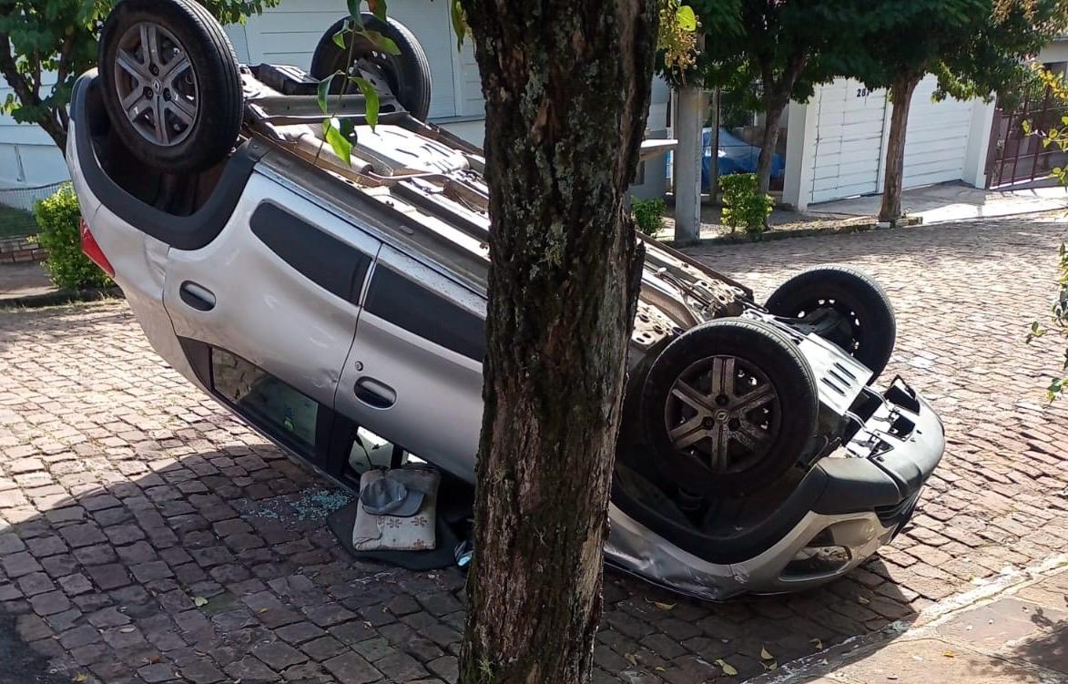 Carro capota após colisão e deixa feridos em Santa Cruz