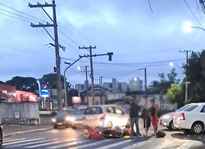 Colisão entre carro e moto deixa homem ferido no Bairro Arroio Grande