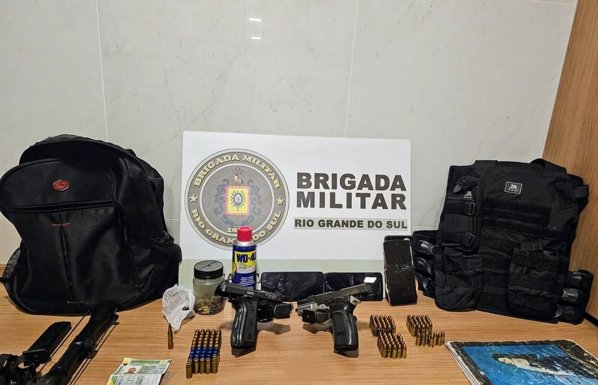 Brigada Militar prende dupla por porte ilegal de arma e uso de CNH falsa na RSC-287