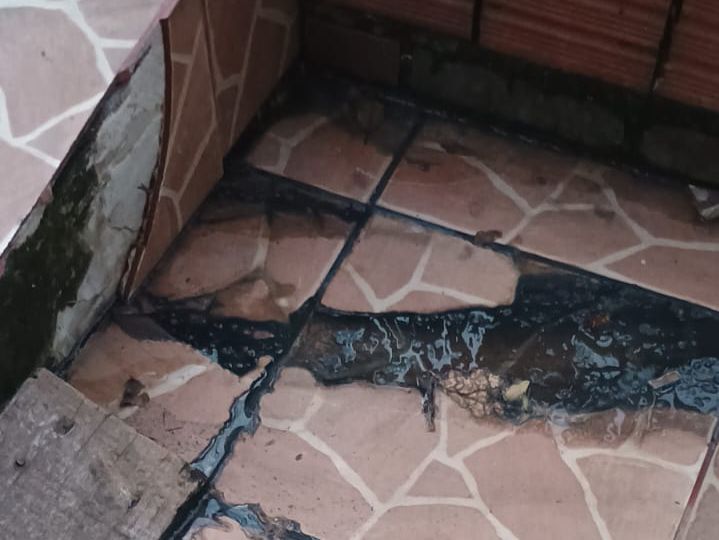 Moradora de Santa Cruz relata vazamento de esgoto em casa após obra pública