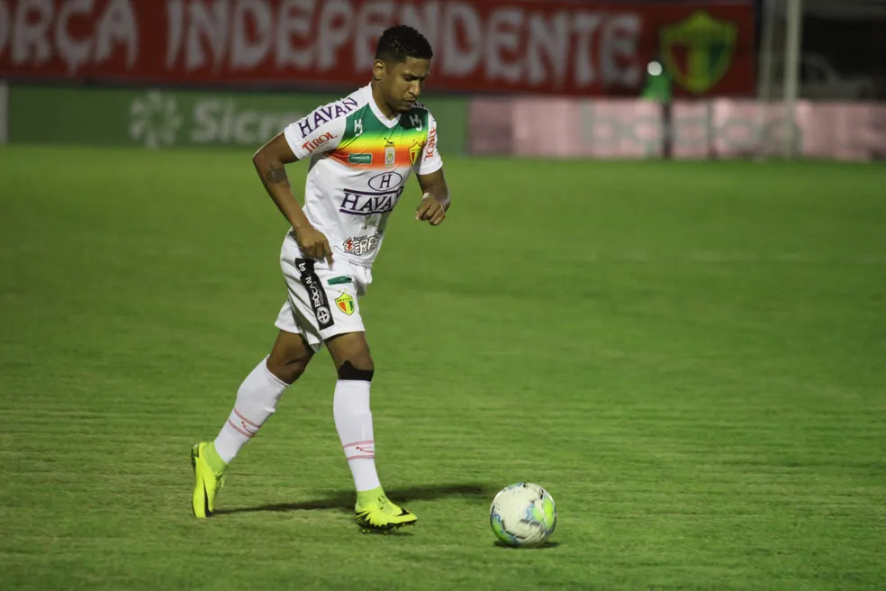 Santa Cruz anuncia atacante com passagens por clubes da Série B do Brasileirão