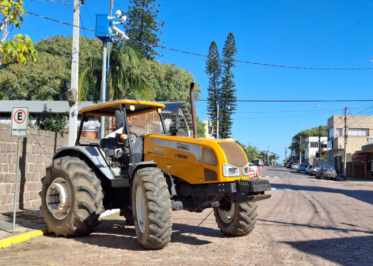 Pantano Grande adota trator como carro oficial em apoio a produtores rurais