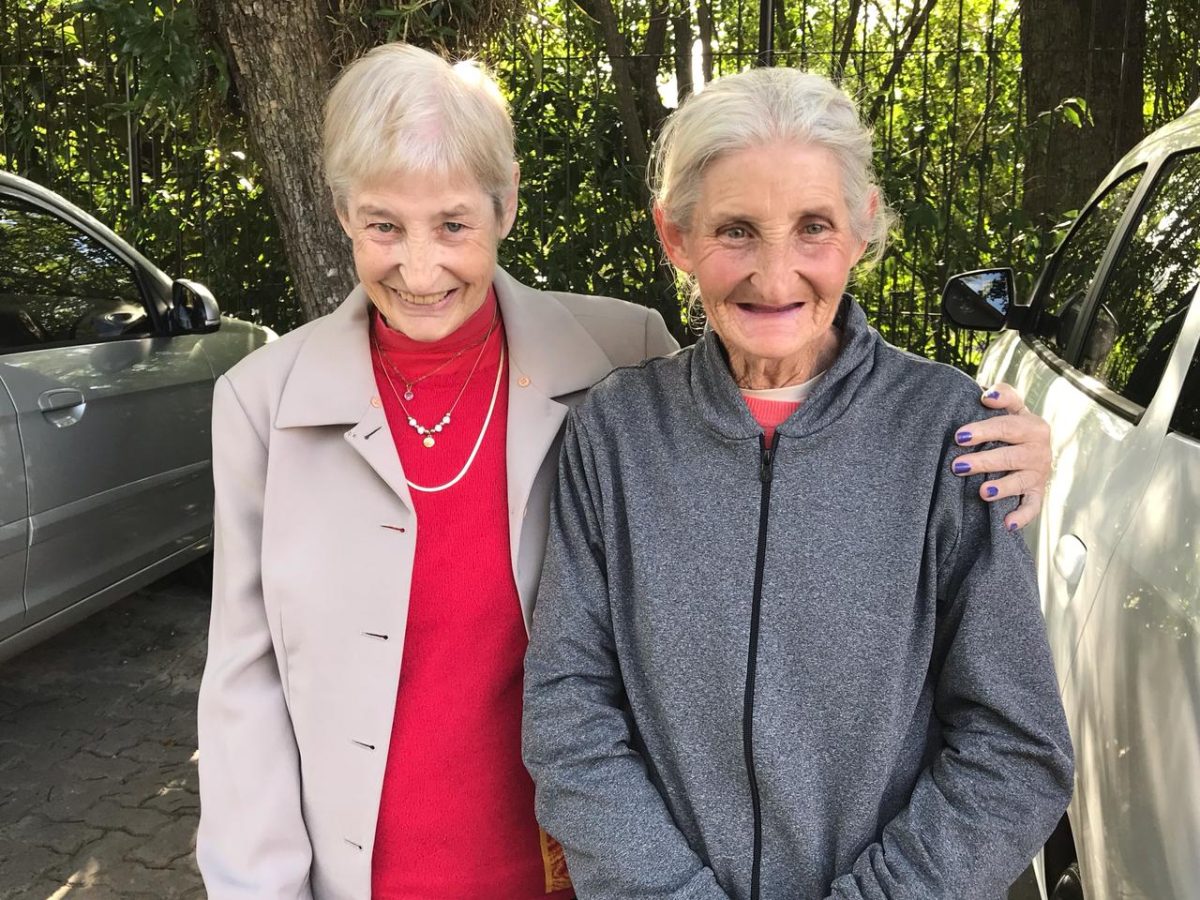 Irmãs gêmeas separadas há mais de 65 anos se reencontram em Santa Cruz