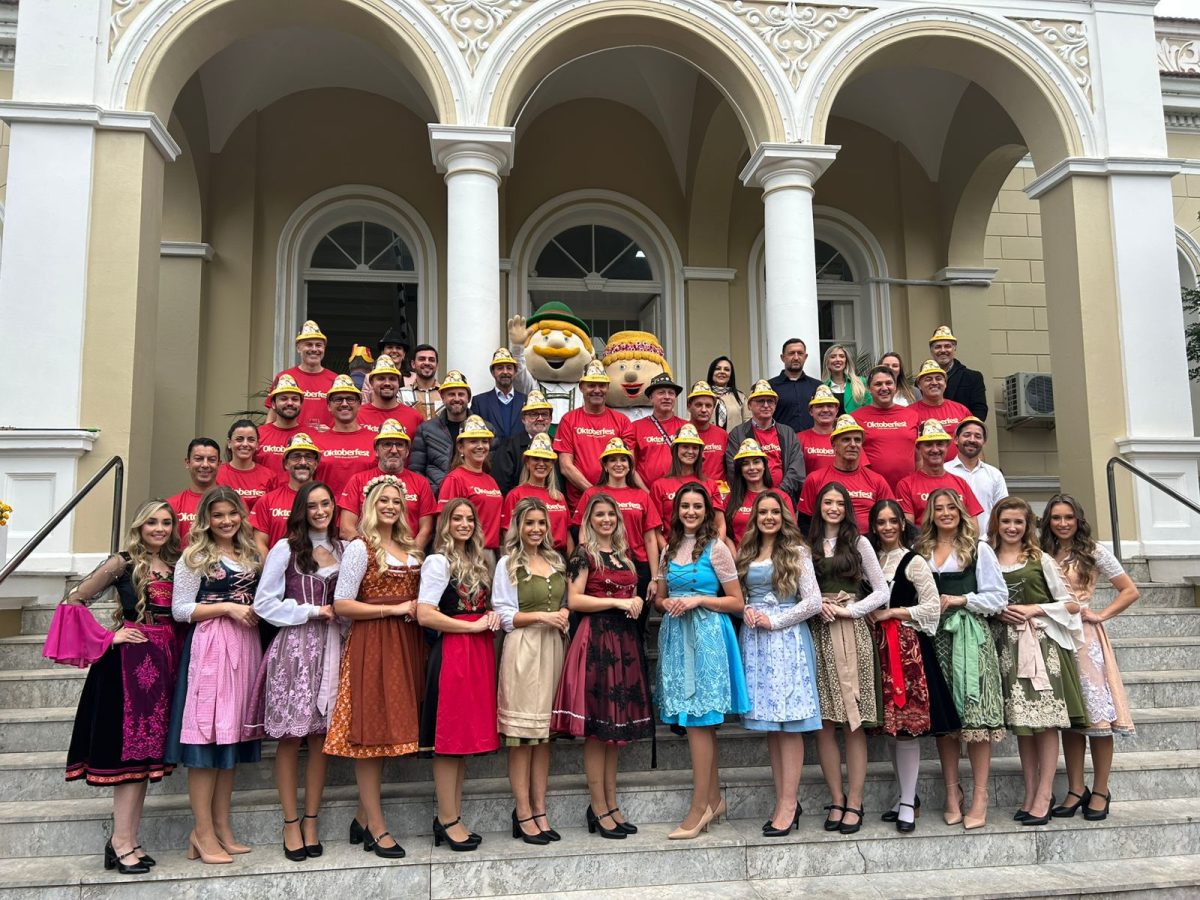 Coordenadores voluntários da Oktoberfest e candidatas a soberanas são apresentados