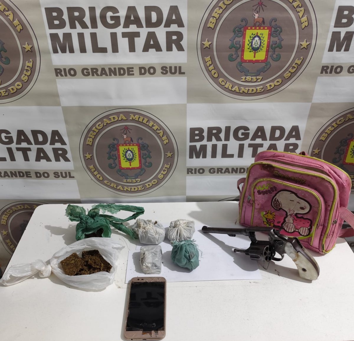 Homem é preso por tráfico de entorpecentes e posse ilegal de arma de fogo de uso permitido