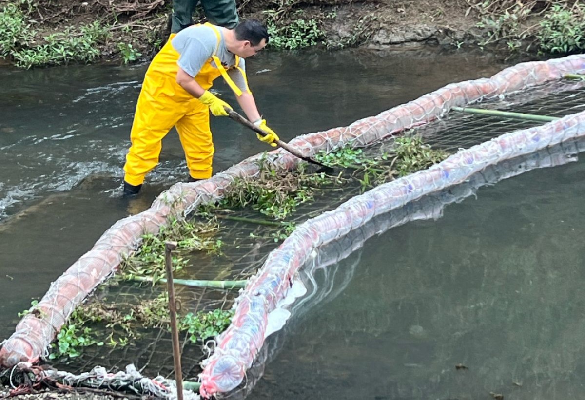 Santa Cruz recebe segunda ecobarreira para conter lixo em arroios