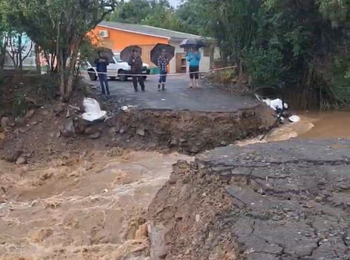 VÍDEO: queda de ponte provisória dificulta acesso de 300 famílias em Sobradinho