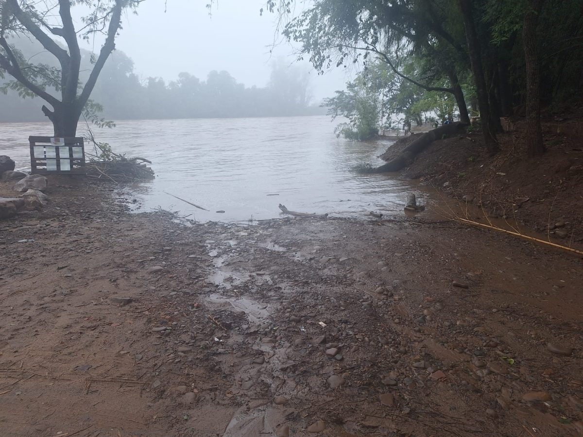 Nível do Rio Pardo ultrapassa 5 metros e deixa moradores em alerta