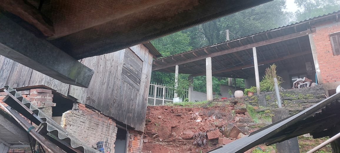 Deslizamento atinge residência em Santa Cruz e deixa moradores desalojados