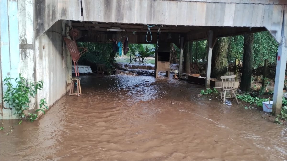 VÍDEO: Rio Pardinho sai do leito e invade ruas no Bairro Várzea