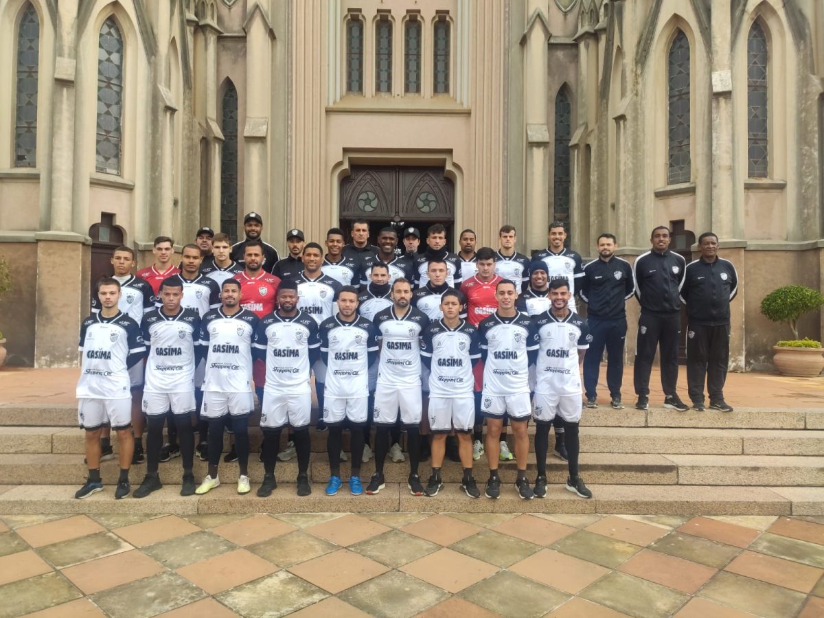 Jogadores do Galo vão à Catedral e lançam uniforme em apoio à campanha de restauro