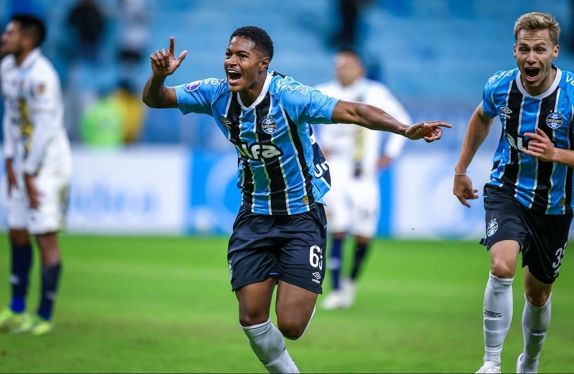 Grêmio vence, fica em segundo e vai para o playoff da Sul-Americana
