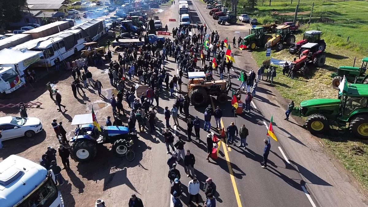 VÍDEO: agricultores fecham trecho da BR-290 em Pantano Grande