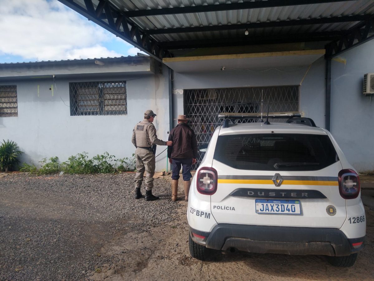 Homem com mandado de prisão em aberto é localizado entre manifestantes na rodovia