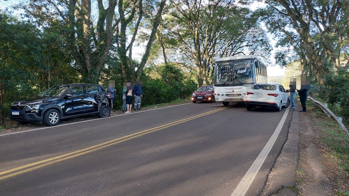 Acidente entre três veículos causa congestionamento na ERS-409