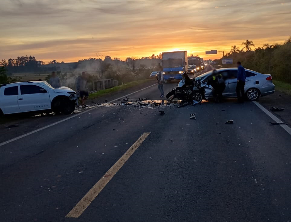 Motorista fica gravemente ferido em acidente entre dois carros na RSC-287