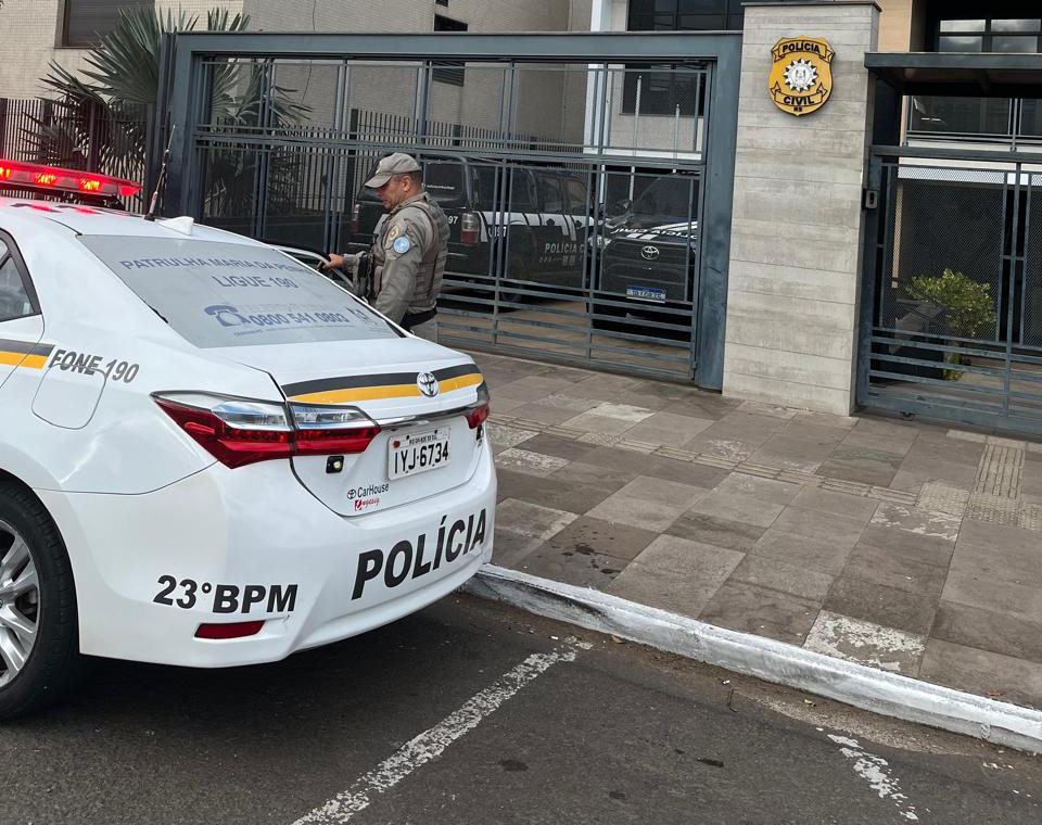 Homem é detido após mostrar pênis para passageira de ônibus em Santa Cruz