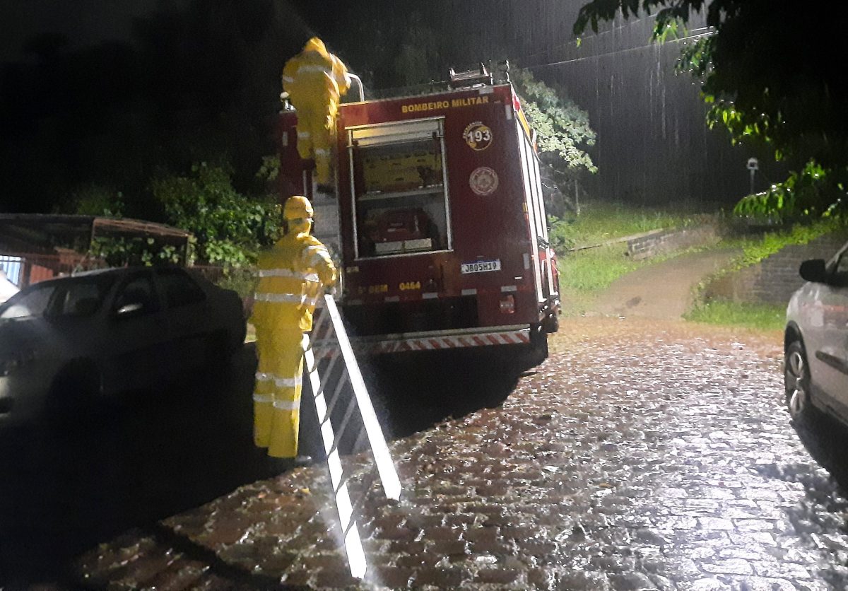 Chuva causa estragos em residências e deixa bairros sem luz em Santa Cruz