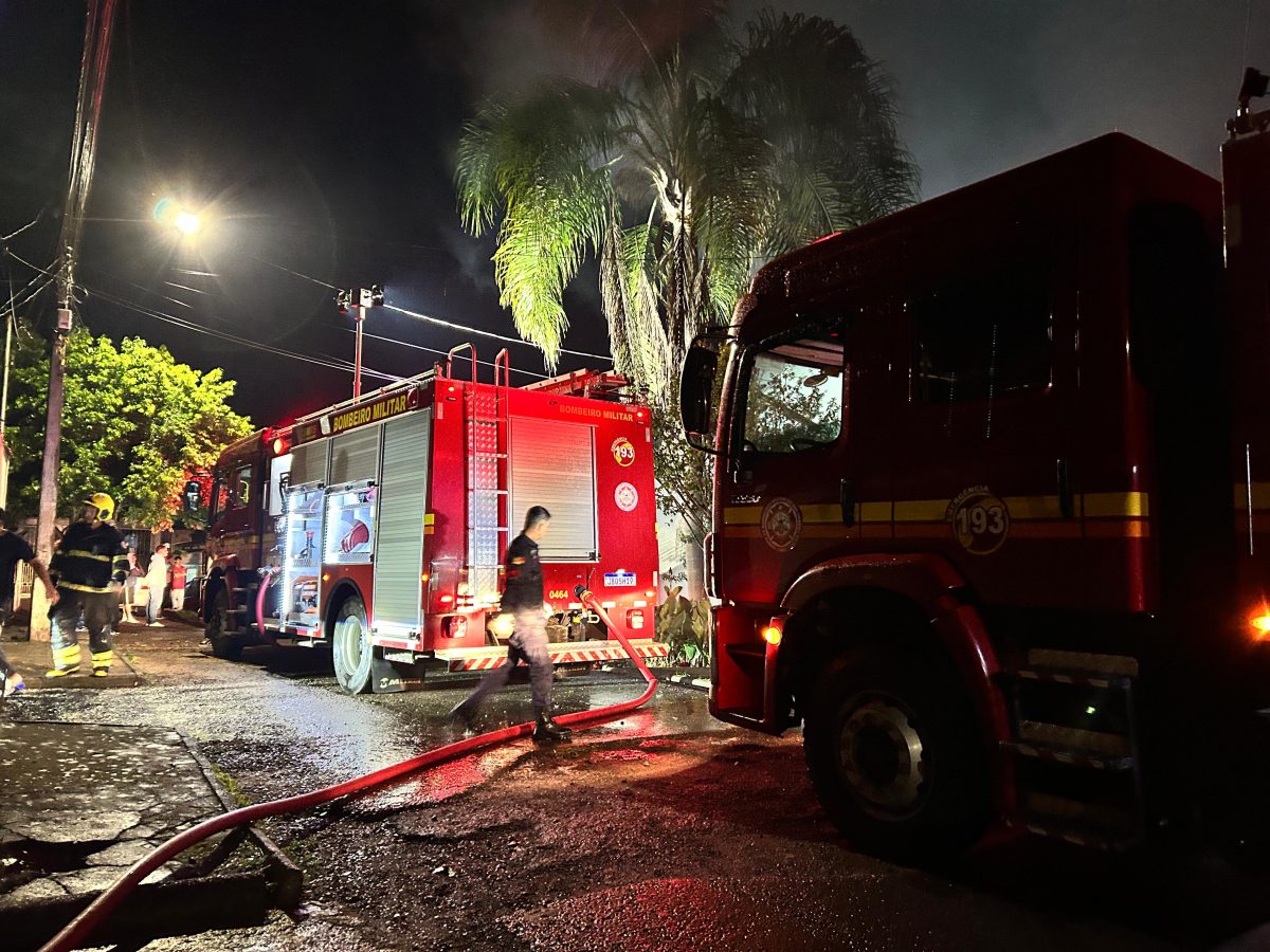 Residência é totalmente destruída em incêndio em Santa Cruz