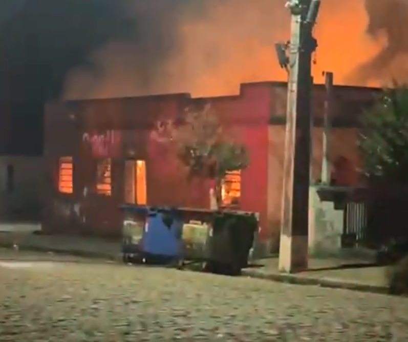 Bar e residência são destruídos em incêndio na área central de Venâncio Aires