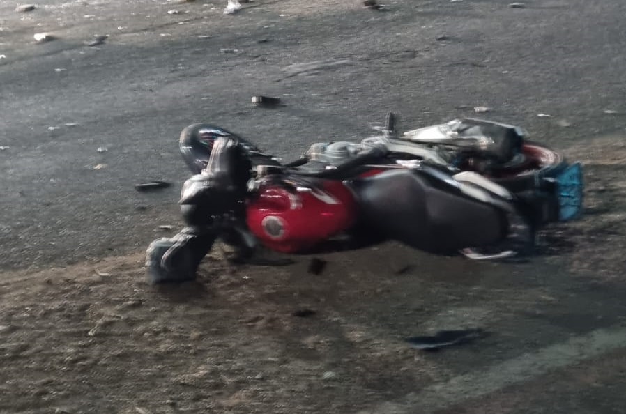 Motociclista fica ferido em acidente no semáforo do Distrito Industrial