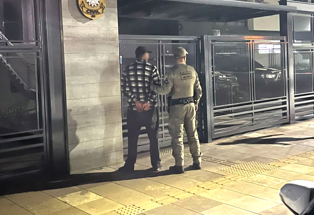 Homem que portava arma em posto de combustíveis é preso pela BM