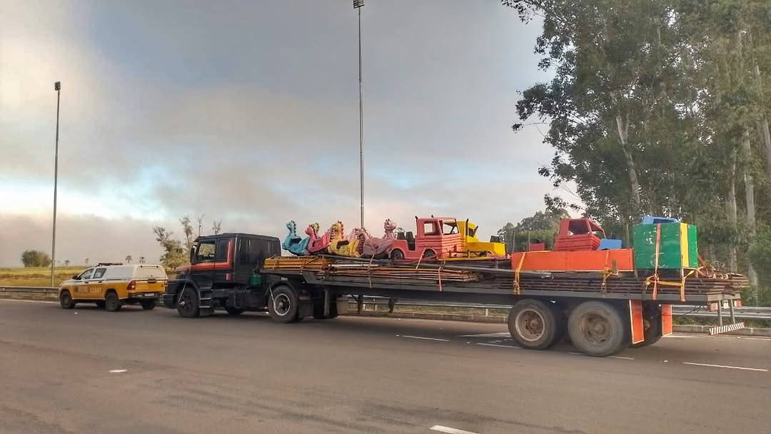 Carreta com itens de parque de diversões é alvo de ação policial em Santa Cruz