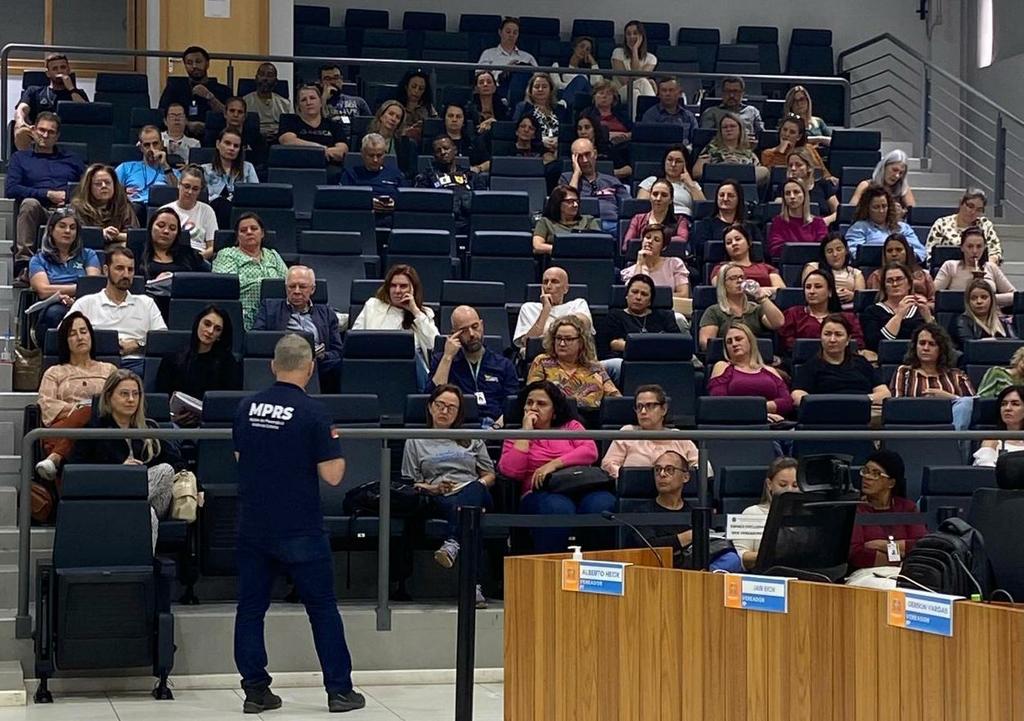 MP apresenta projeto sinais de prevenção à violência extrema praticada por adolescentes à rede de proteção