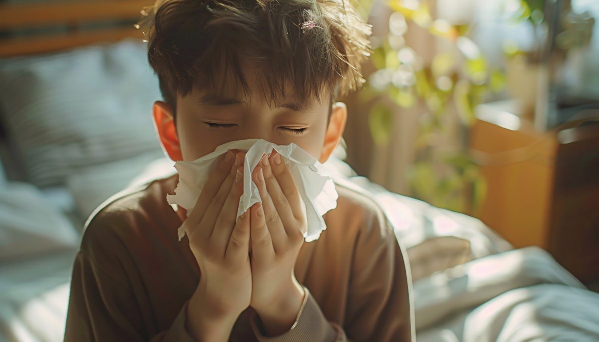 Pediatras alertam sobre prevenção da gripe e importância da hidratação das crianças no inverno