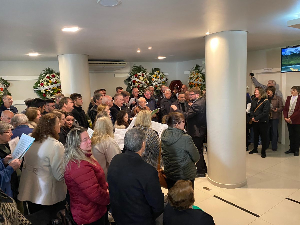 Corais se unem na despedida a Carmo Gregory