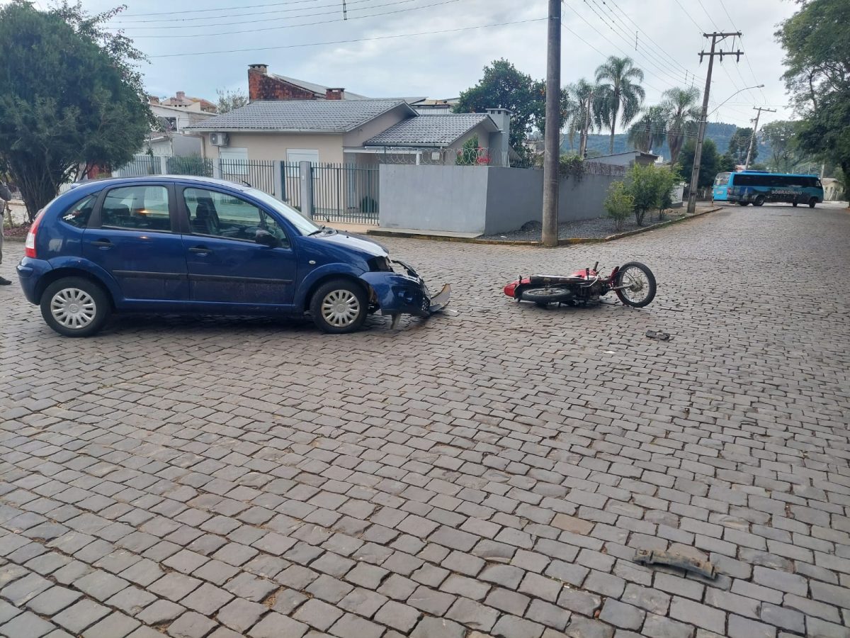Acidente entre carro e moto é registrado no Centro de Sobradinho