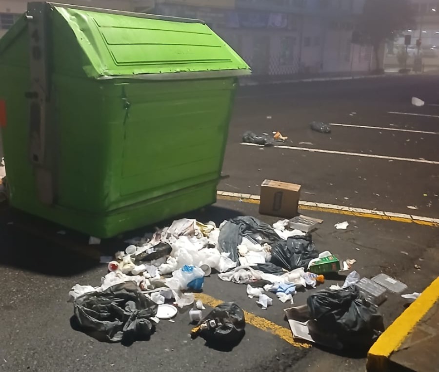 Moradores denunciam acúmulo de lixo ao redor de container em Santa Cruz