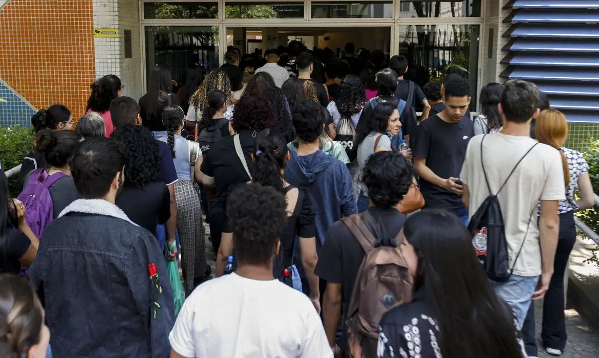 Lula sanciona lei que amplia para 30% cotas para negros em concursos